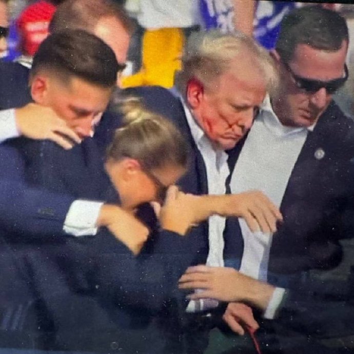 特朗普竞选演讲：现场响起枪声，右耳现血迹！