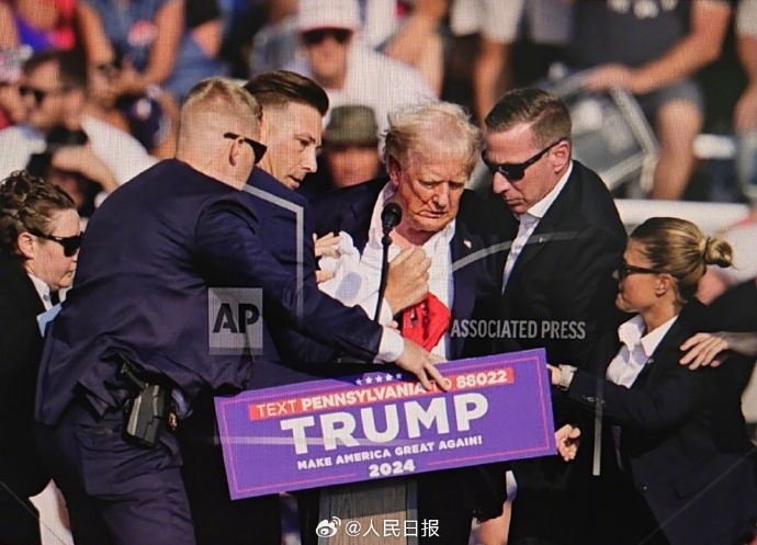 特朗普竞选演讲：现场响起枪声，右耳现血迹！