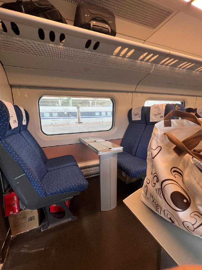 高铁怎么还有这么“特别”的座位啊，让人有点不理解