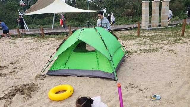 海滩搭帐篷竟遭乱收管理费，秦皇岛迅速介入维护游客权益