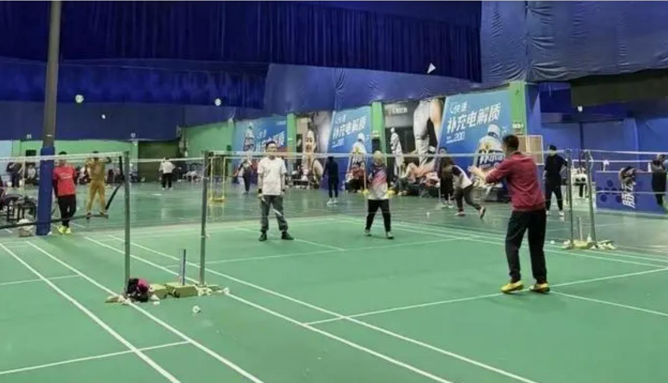 羽毛球场预订价飙升最少涨了5成，业内人士解释原材料紧张