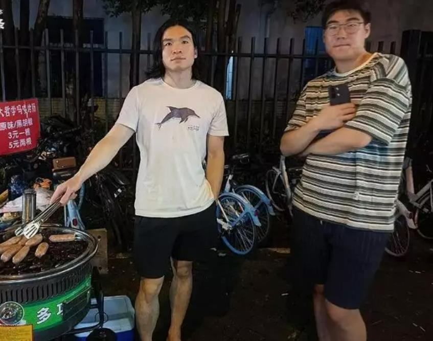 硕博生摆摊卖烤肠走红网络：烟火气都有着高学历