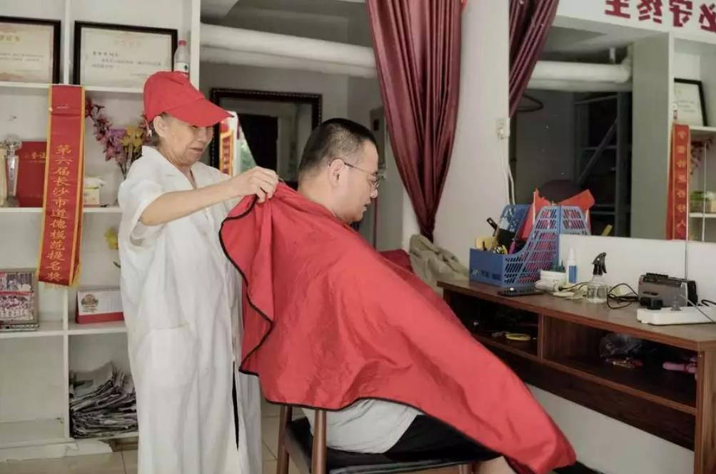 长沙娭毑3元理发20年不涨价，收到中国好人证书