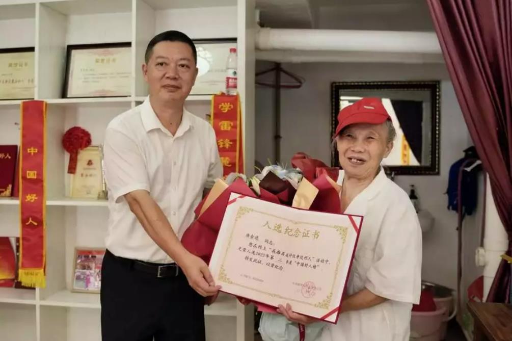 长沙娭毑3元理发20年不涨价，收到中国好人证书