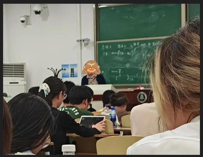 午休时在办公室用电脑打游戏被重罚，大学严管学风引热议