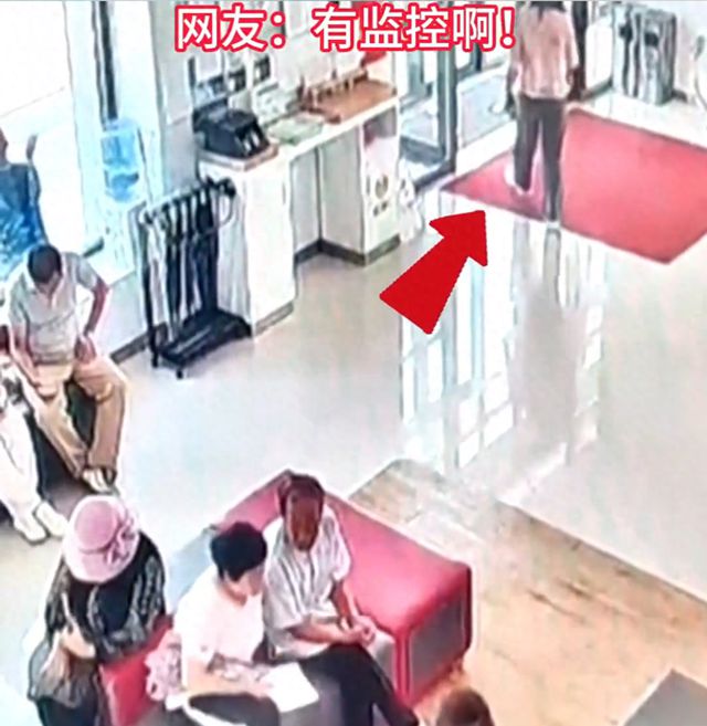 女子银行捡3条金链子+1个金镯子后拒不认账，监控下现原形