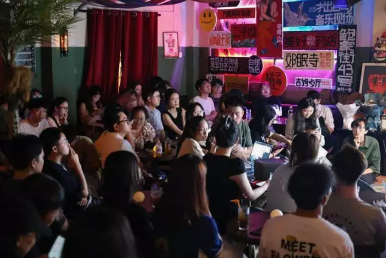 西安年轻人沉迷“学术酒吧”热，两月内举办讲座超40场