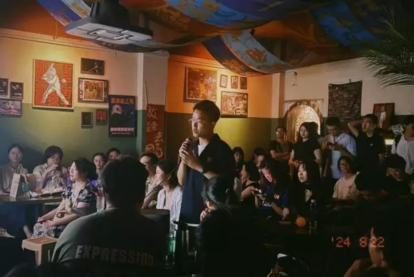 西安年轻人沉迷“学术酒吧”热，两月内举办讲座超40场