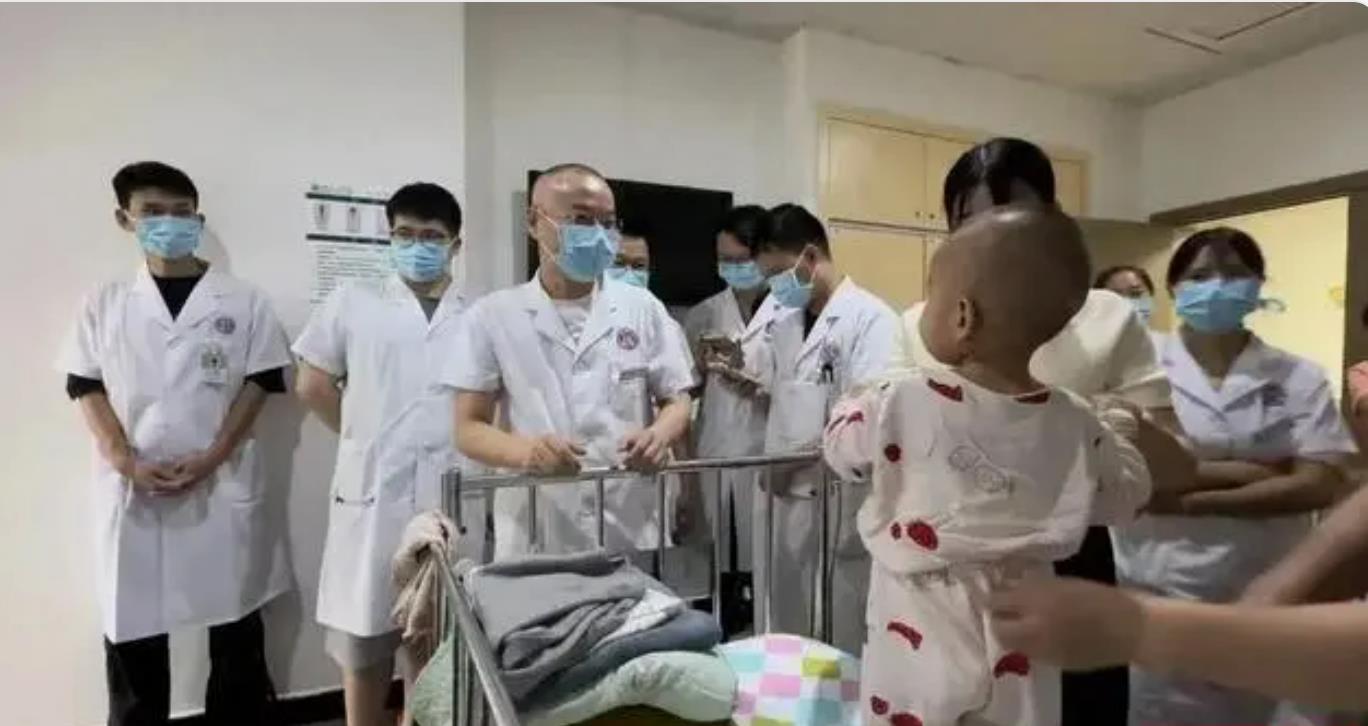 1岁男童腹腔惊现“宝宝”，罕见手术成功挽救生命