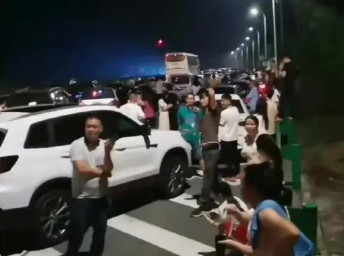 国庆10.1高速路上长满了放假聪明人,这些人为何年年要受罪