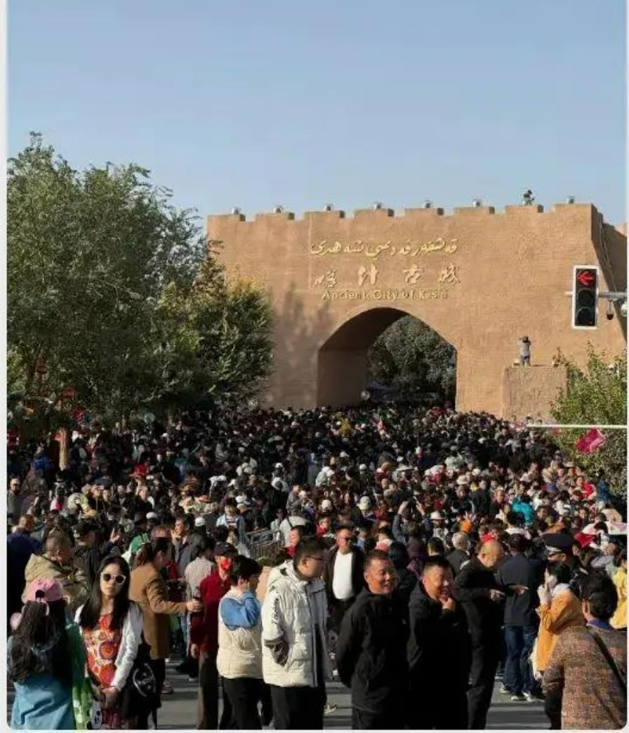 国庆假期“人从众”盛况：人人人景点人人人多地景区爆棚