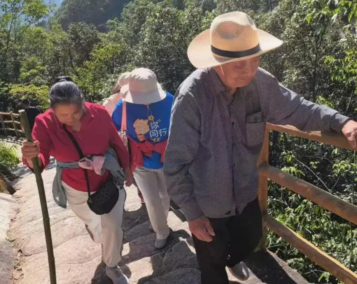 93岁大爷率子孙四代1.5小时登顶，展现家族精神风貌