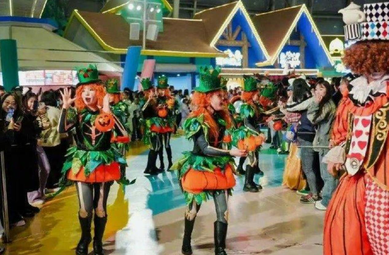 国产游乐园迎来转型潮：高颜值NPC成吸引游客新亮点