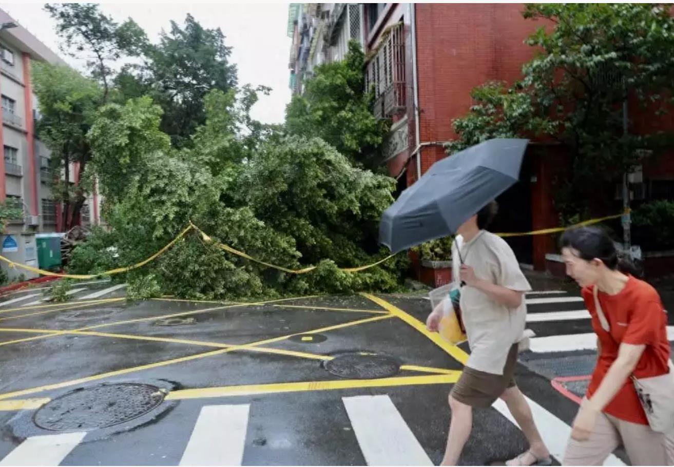 台风“格美”重创台湾：全台湾25日全面停班停课
