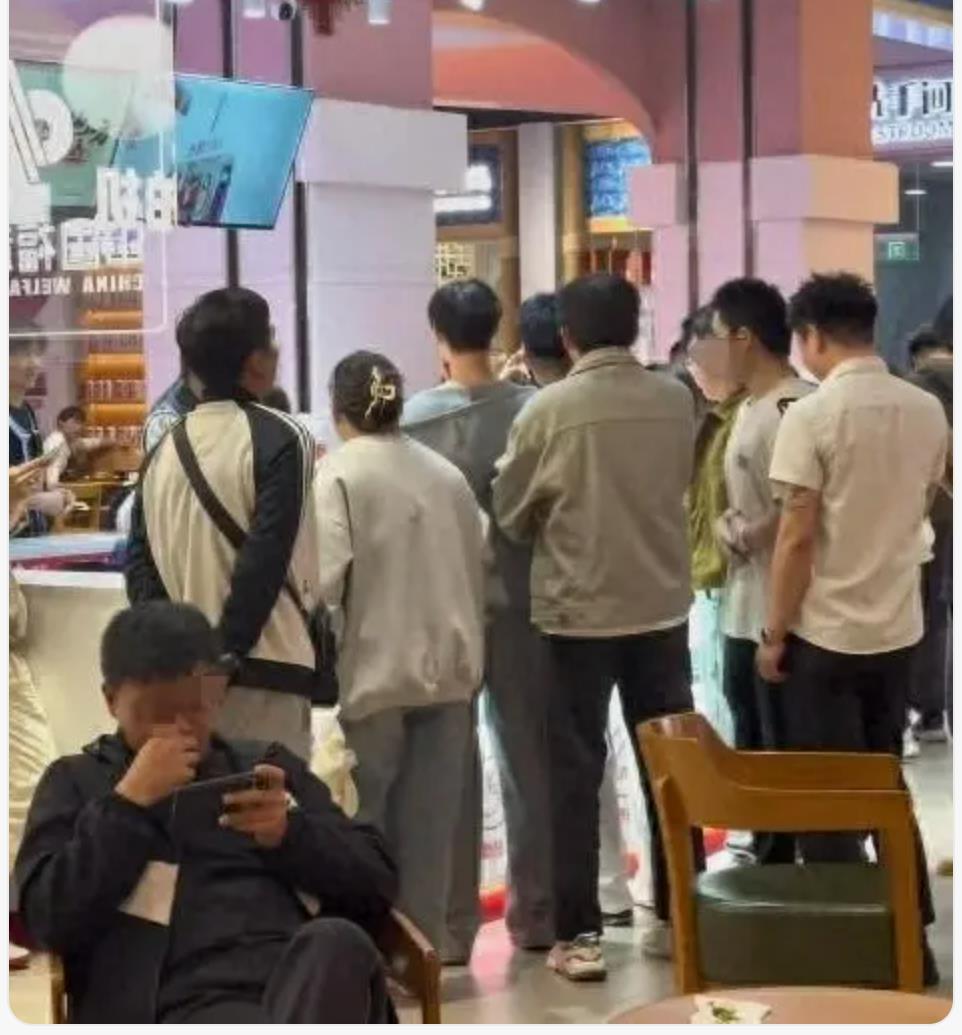 两健身教练刮刮乐中百万大奖 室友：低调回归工作