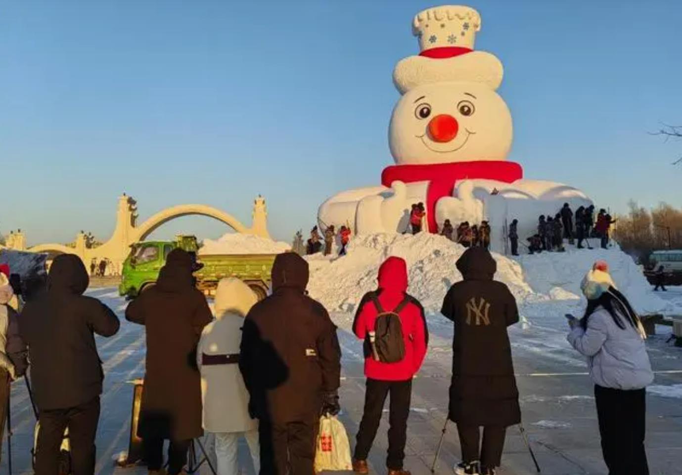哈尔滨高20米巨型雪人惊艳登场，成冬日新地标