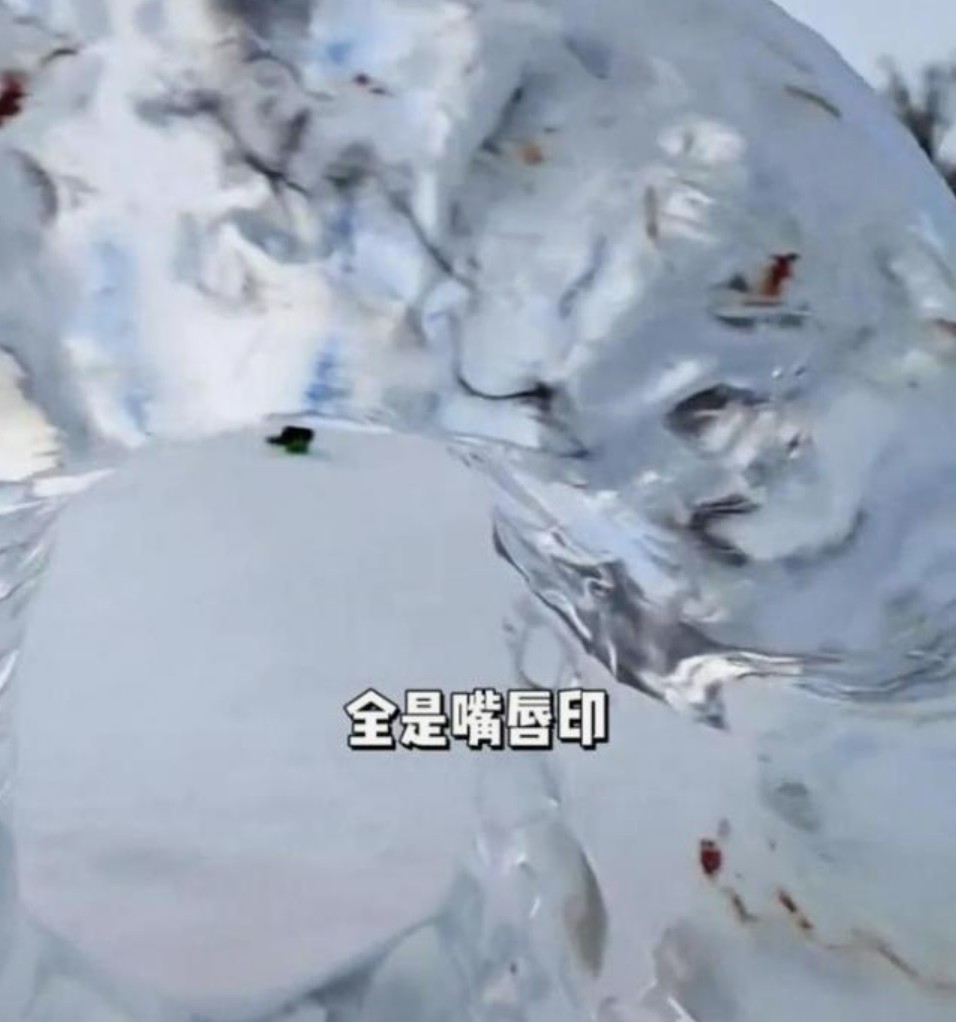 哈尔滨冰雕惊现密集血印，南方游客“不信邪”挑战极限