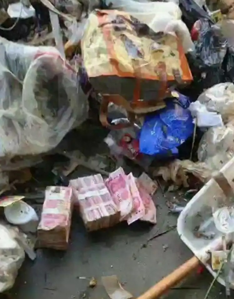 惊魂未定！小情侣误扔23万彩礼，7名环卫工助力“捞金”