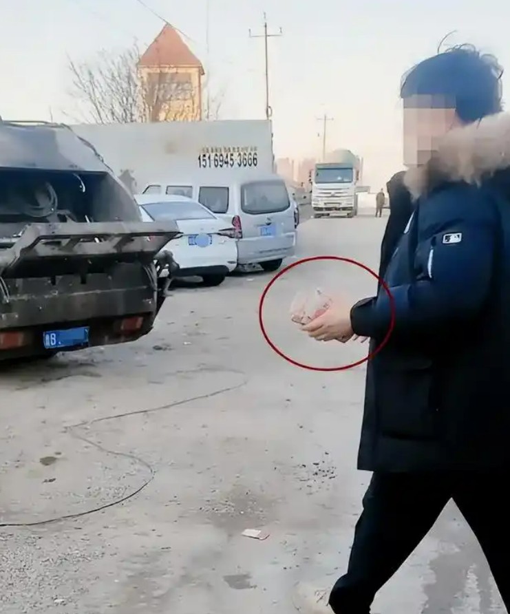 惊魂未定！小情侣误扔23万彩礼，7名环卫工助力“捞金”