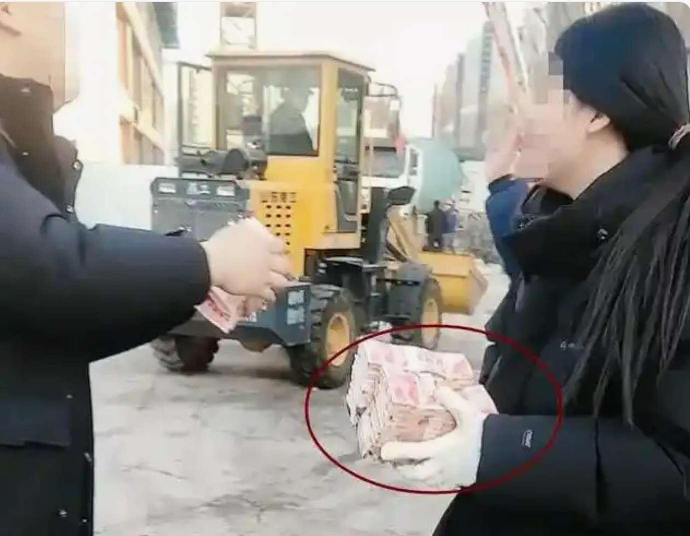 惊魂未定！小情侣误扔23万彩礼，7名环卫工助力“捞金”