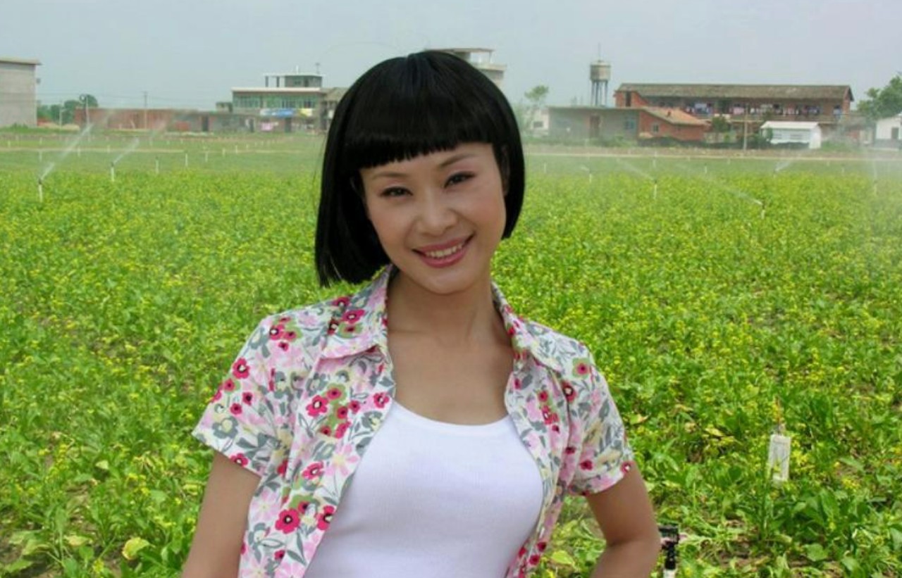 57岁于文华隐退农村，简朴生活喂狗长裙拖地，幸福背后