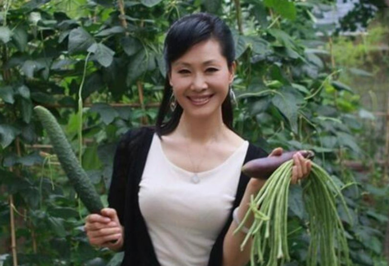 57岁于文华隐退农村，简朴生活喂狗长裙拖地，幸福背后