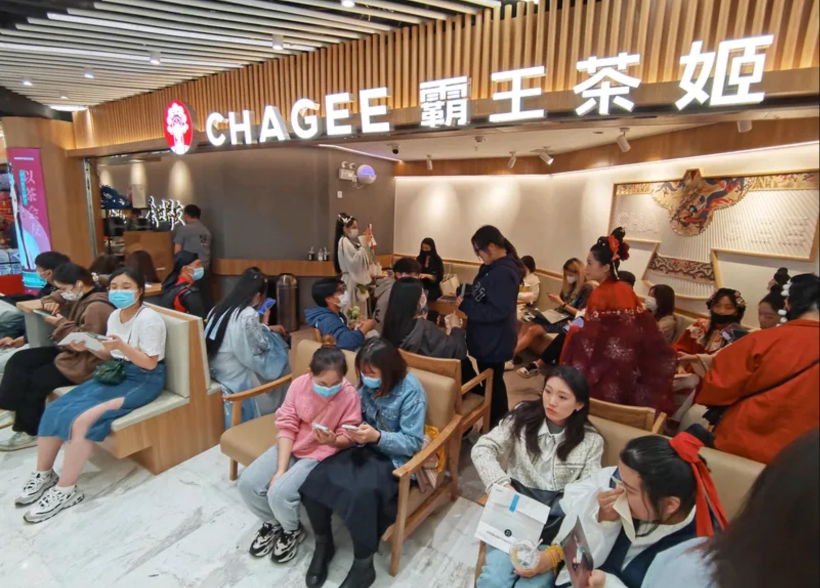 霸王茶姬创始人深情致谢员工，90度鞠躬感动众人