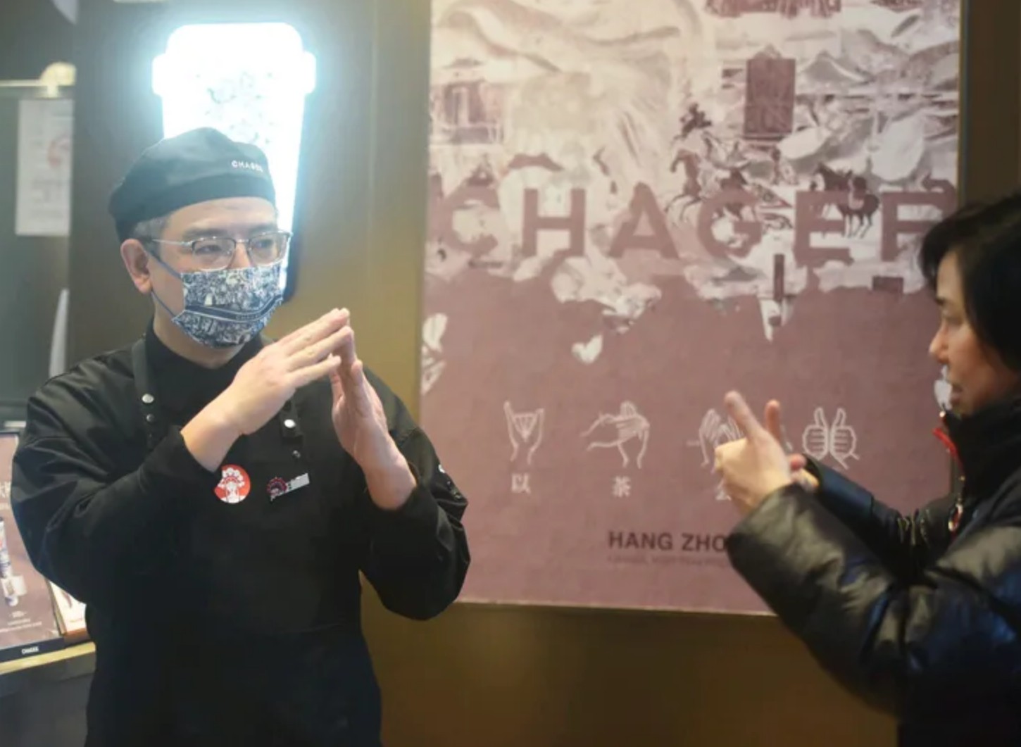 霸王茶姬创始人深情致谢员工，90度鞠躬感动众人