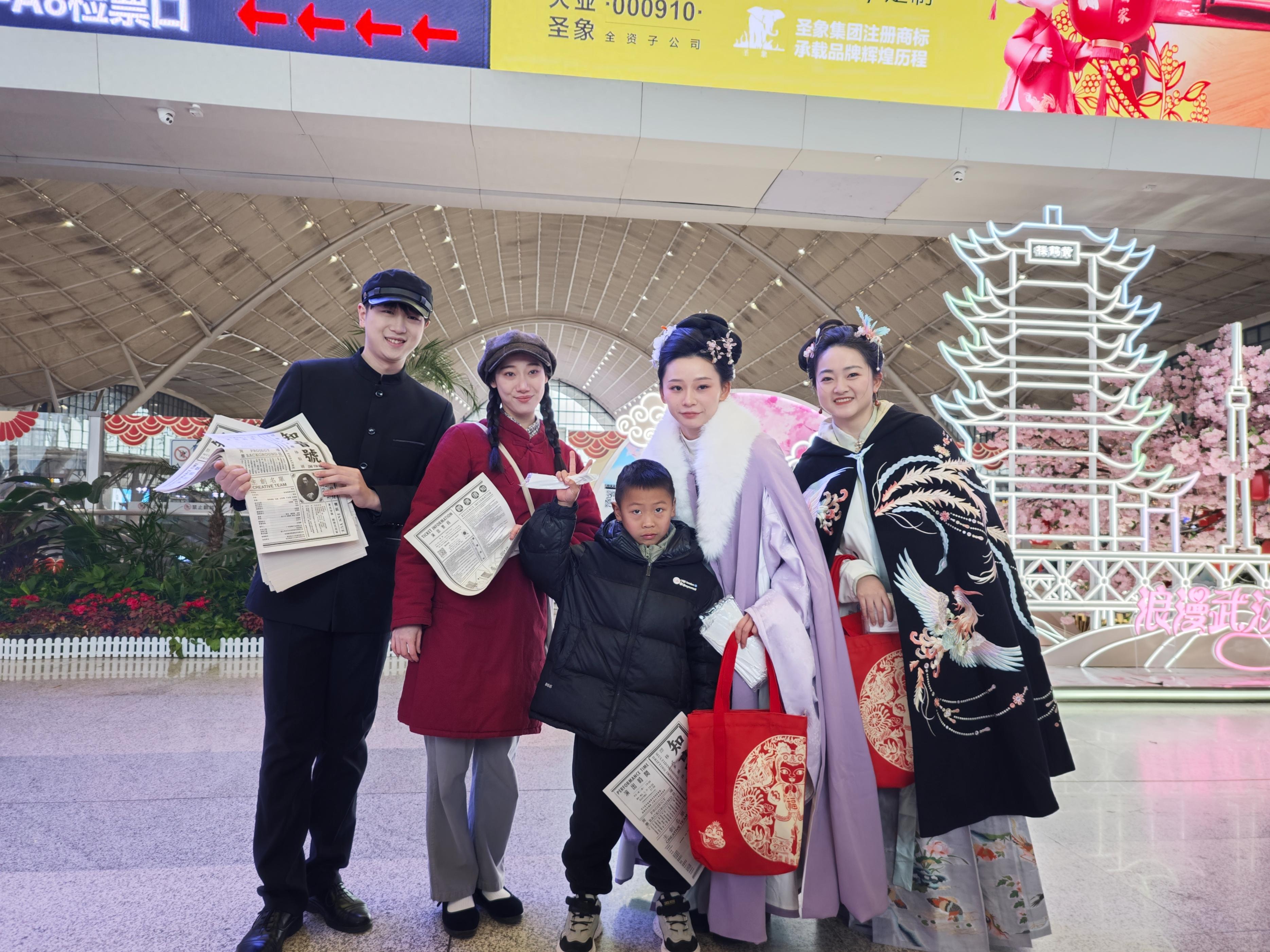 高铁站年味飘香：汉服秀演绎华章，义诊送暖人心归途
