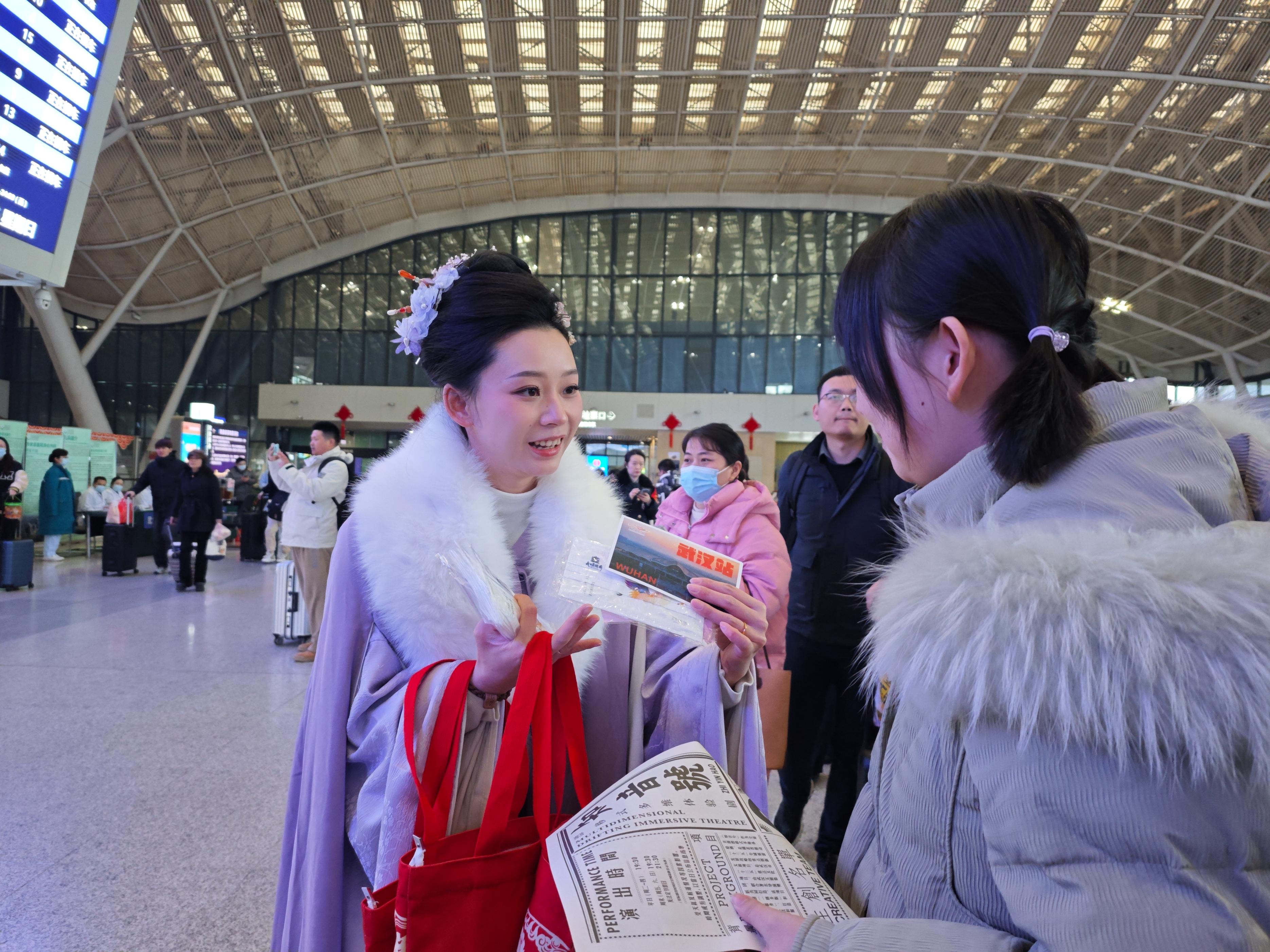 高铁站年味飘香：汉服秀演绎华章，义诊送暖人心归途