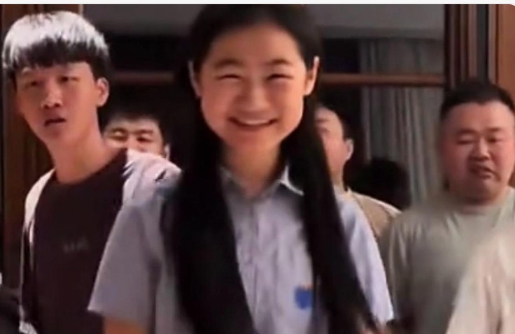 岳云鹏40岁生日大女儿首亮相！基因太强大了！