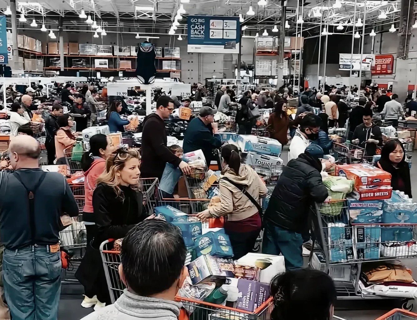 美国网友集体大吐槽：菜价飙升到离谱，超市购物成烧钱