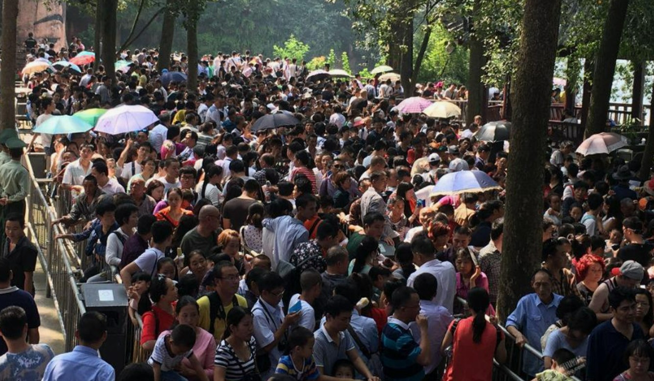 五一假期竟成“钱包收割机”，牛马打工人如何破局？