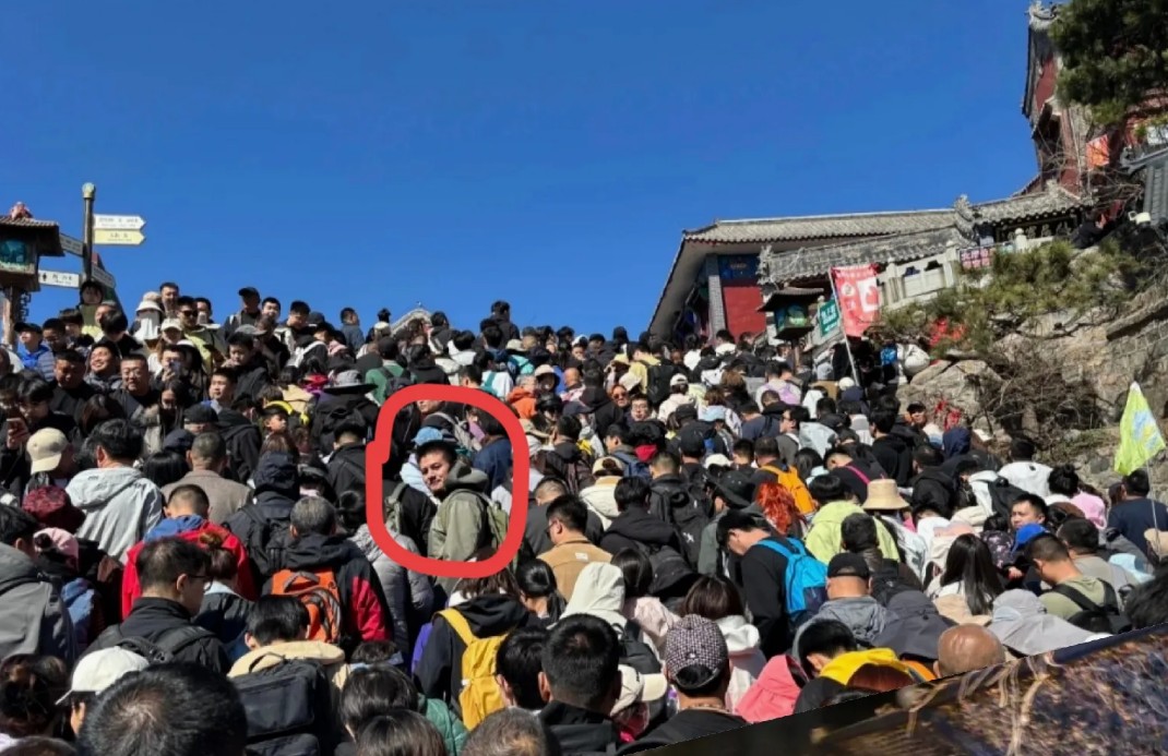 五一泰山人潮大作战：裹棉衣睡路边、公厕抱团取暖