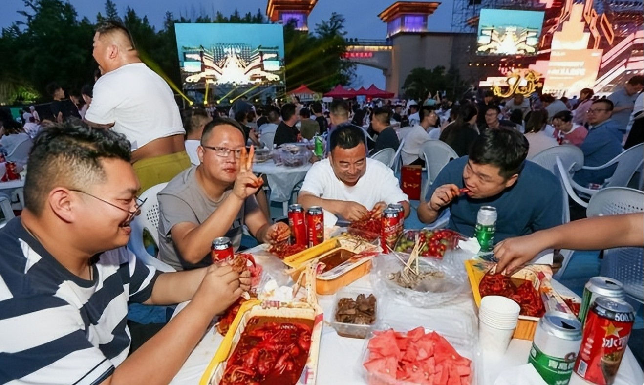 从万元暴利到血本无归：小龙虾价格暴跌危机