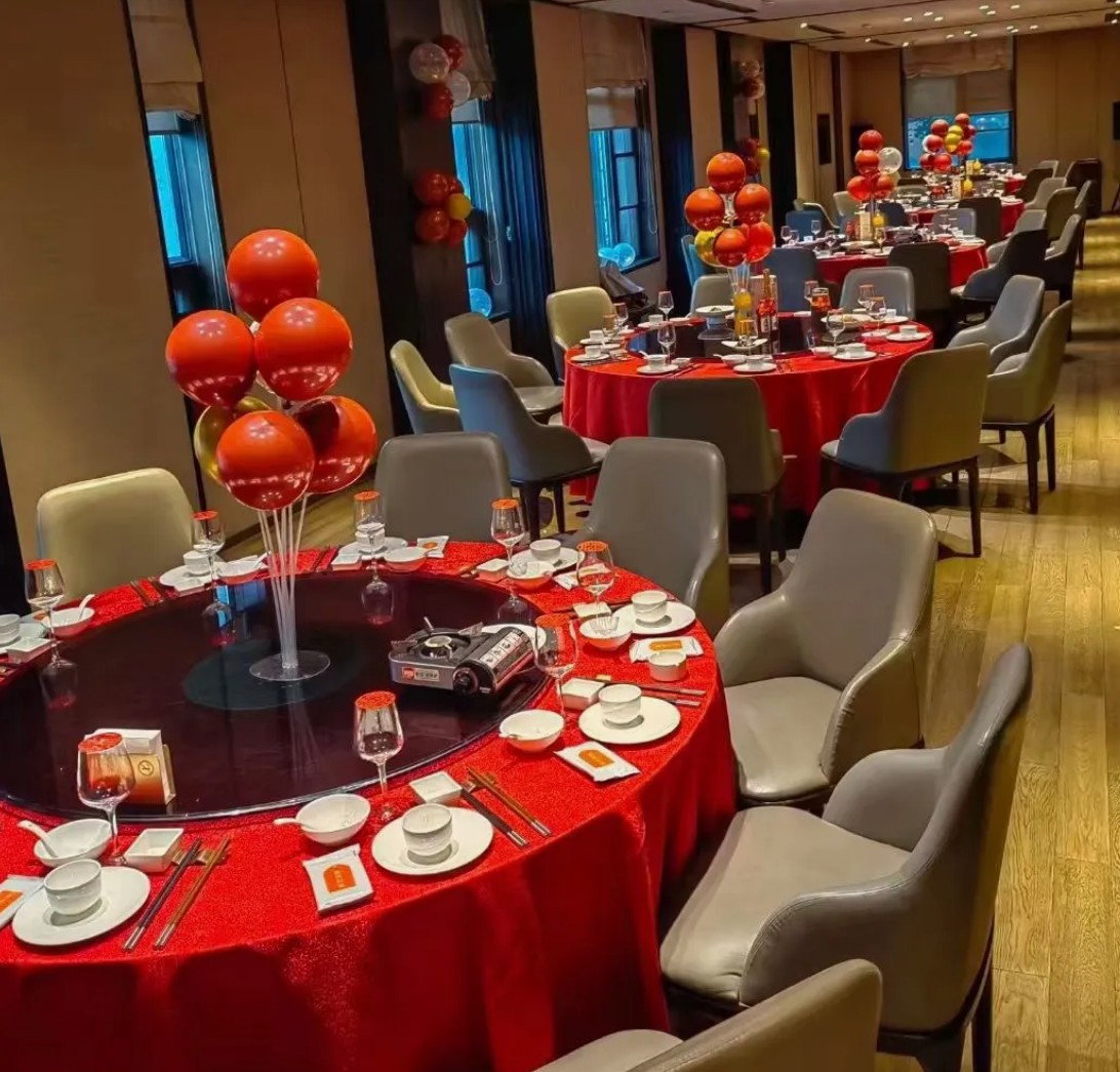 00后整顿婚礼圈？没婚纱不接亲，一桌饭搞定人生大事