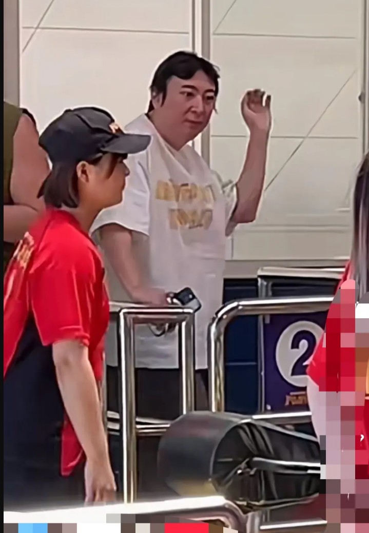 王思聪：从夜店常客到弯腰驼背，网友疾呼"金钱难买精气神