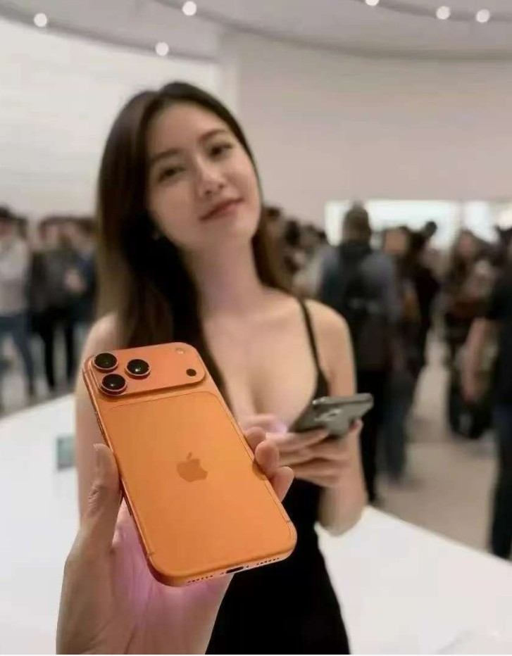 iPhone17发布会惊现"低胸裙女神"！神秘美女引爆全球男性**