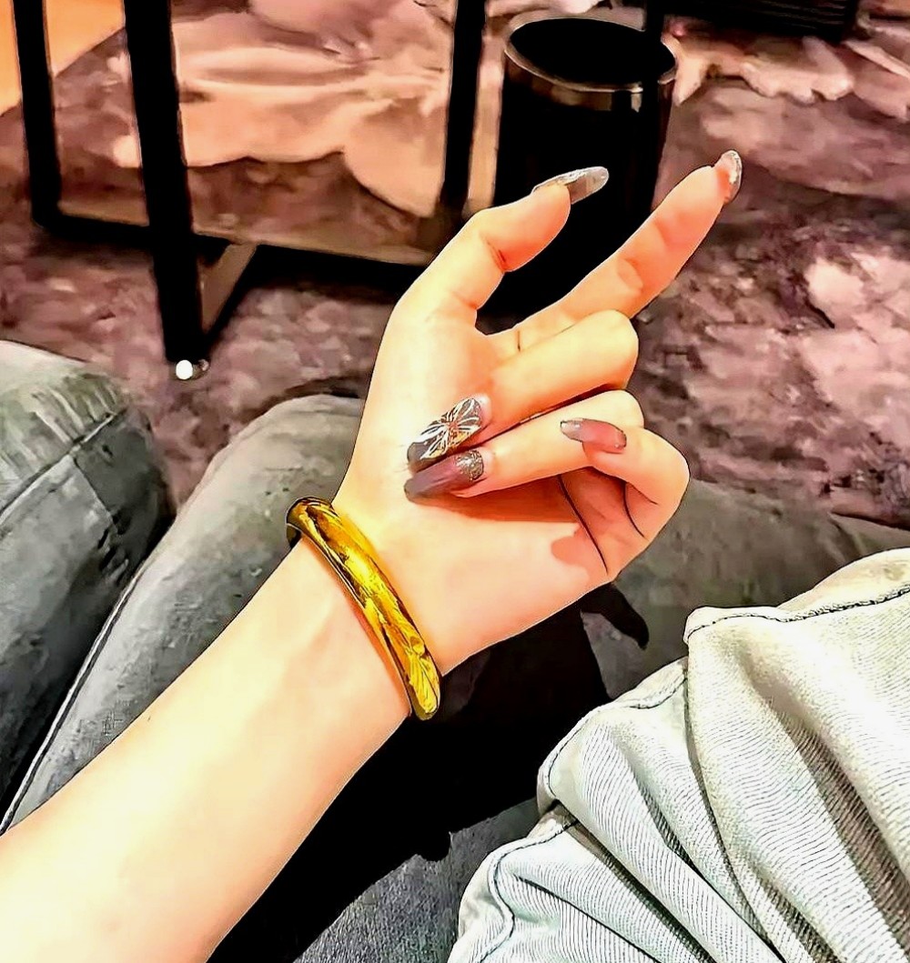 金店生意遭遇滑铁卢？年轻女孩偏爱手工定制金镯成新潮流