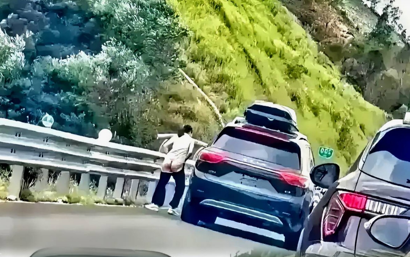 高速堵车遇“三急”窘境，女生应急有招互助暖人心