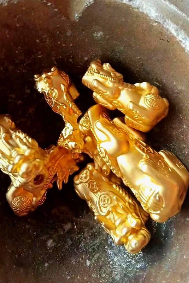 金价回调引发抛金潮：普通人清空存货，黄金或将成往事