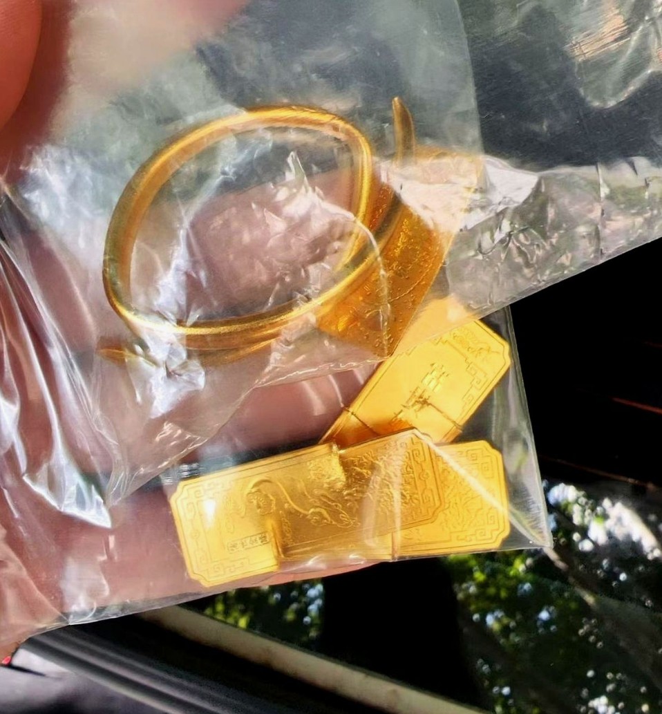 金价回调引发抛金潮：普通人清空存货，黄金或将成往事