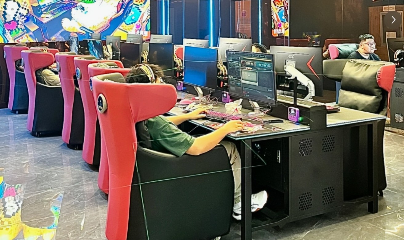 武汉网吧“电竞+自助餐”月入百万，娱乐业新玩法