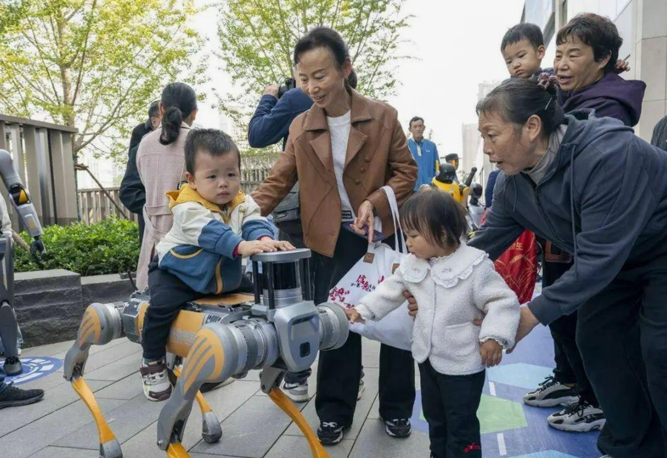 光谷惊现机器人7S店！7万到50万任你挑，未来生活触手可及