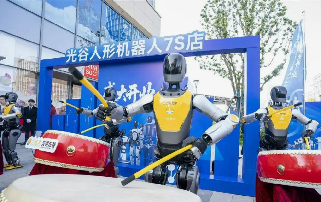 光谷惊现机器人7S店！7万到50万任你挑，未来生活触手可及