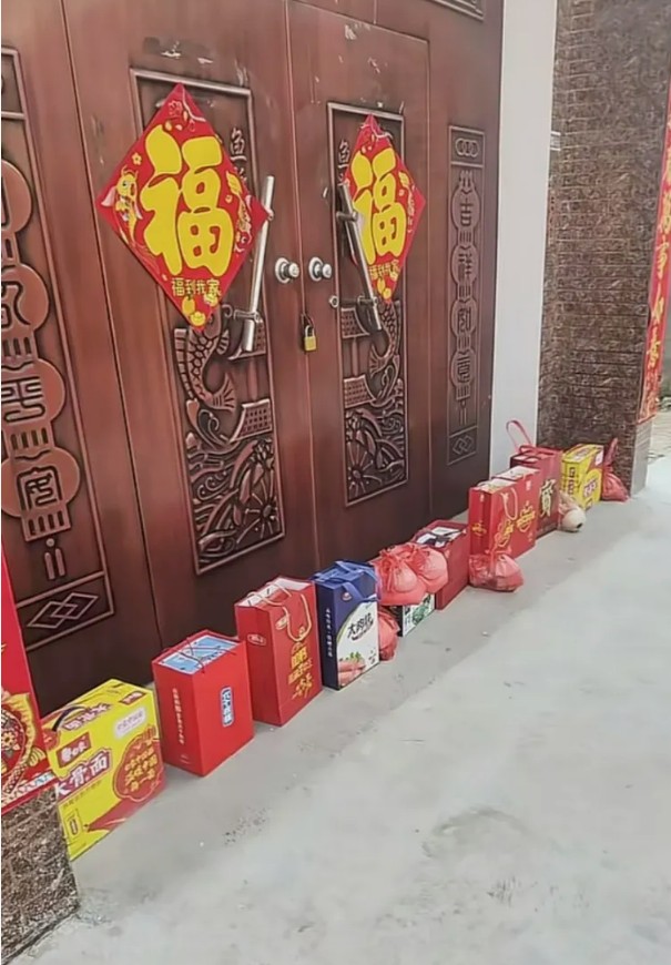 大年初二，舅舅-舅妈"闭门谢客"，门口礼物堆成山