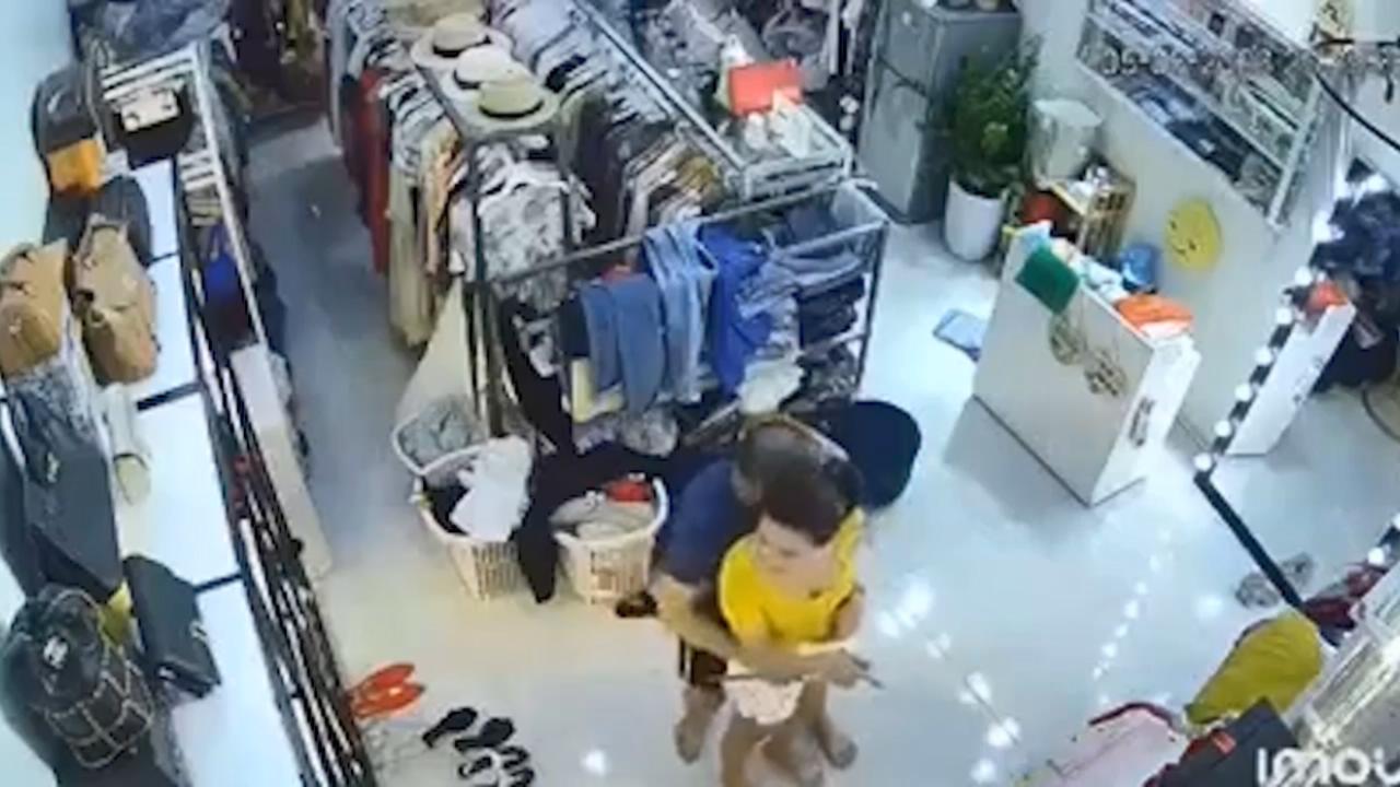 现场监控：持D歹徒劫财又劫色⭐老板娘光着PP教科书式自救