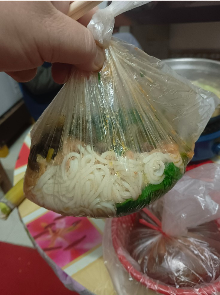 广西打包粉面竟还在“塑料袋狂欢” 柳州这是要闹哪样